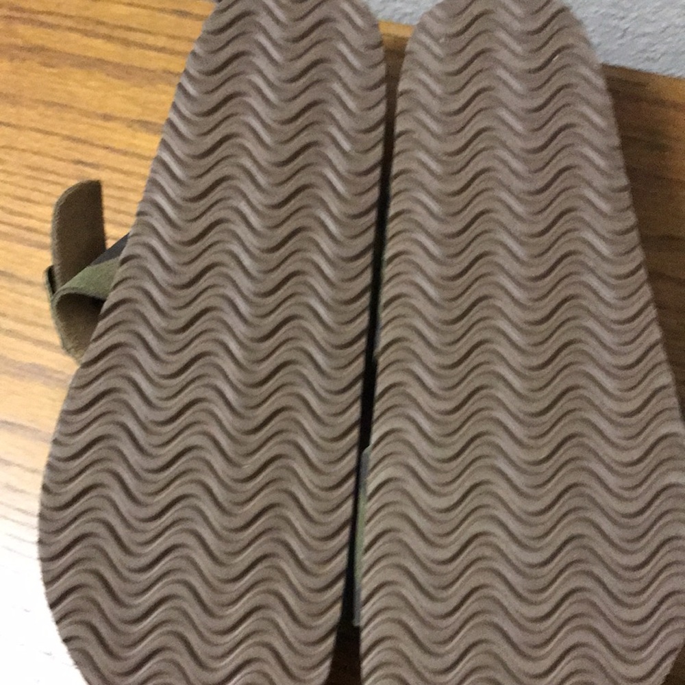 Camo sandals NWOT size 6 - Picture 2 of 4